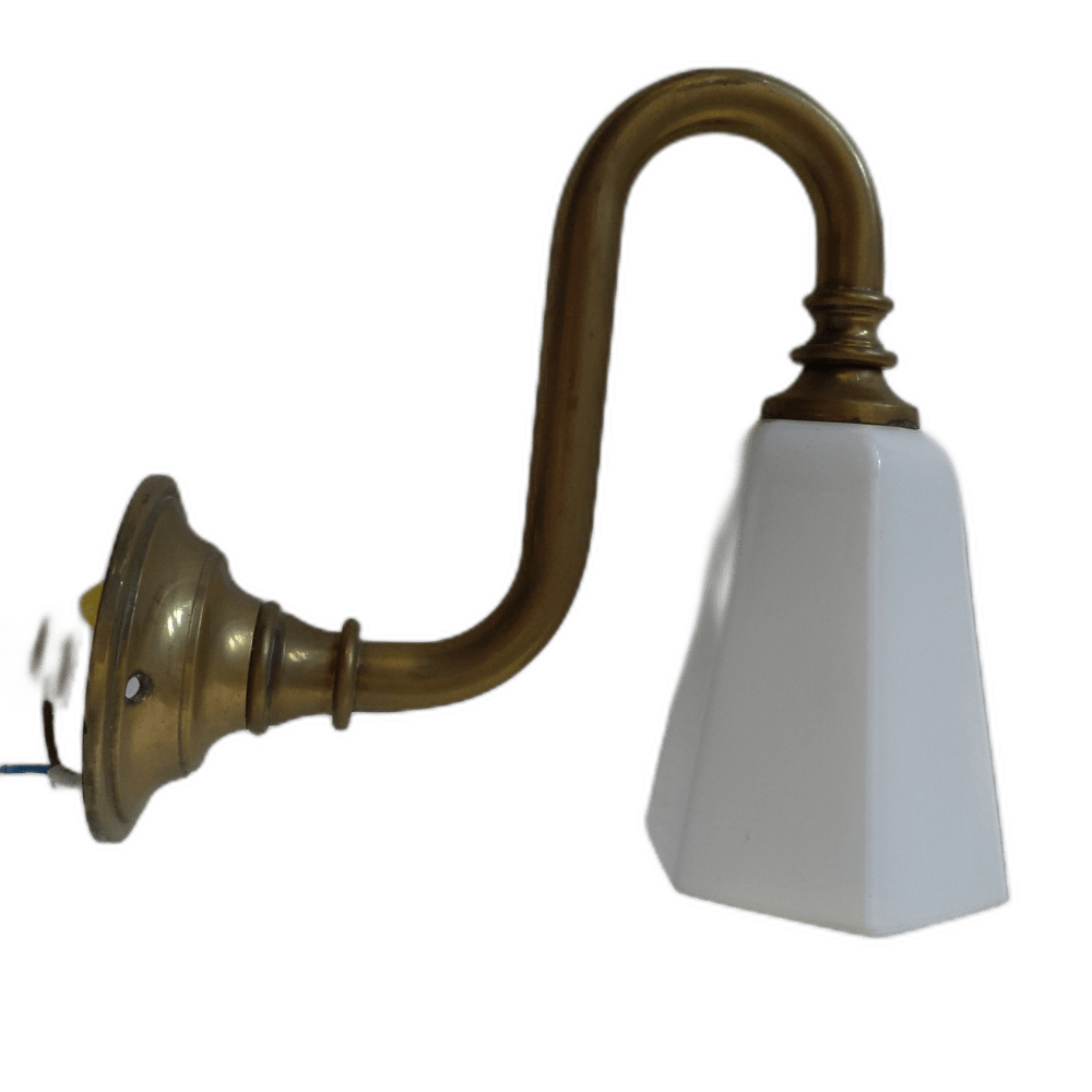 klassieke-wandlamp-witte-kelk-old-messing